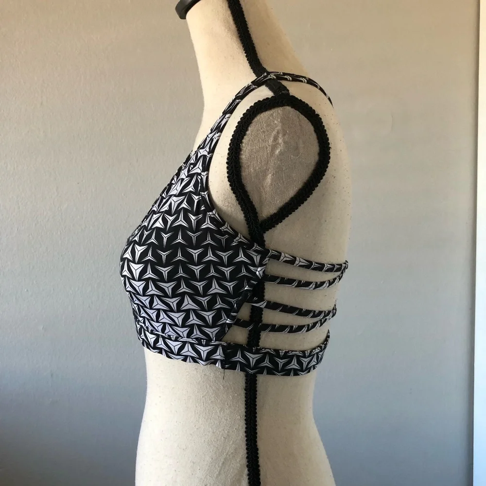 VICTORIA SPORT geometric triangular print and a distinctive strappy racerback| M